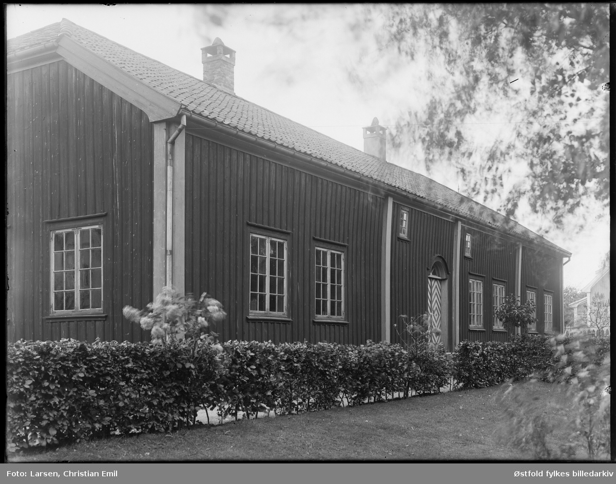 Borgarsyssel Musem, eksteriør Snekkenes-bygningen, fotogafert 1930. 

Snekkenes-bygningen var oppprinnelig hovedbygning på Snekkenes Bruk, Os i Rakkestad. 
Revet i 1920, flyttet til museet i 1921.