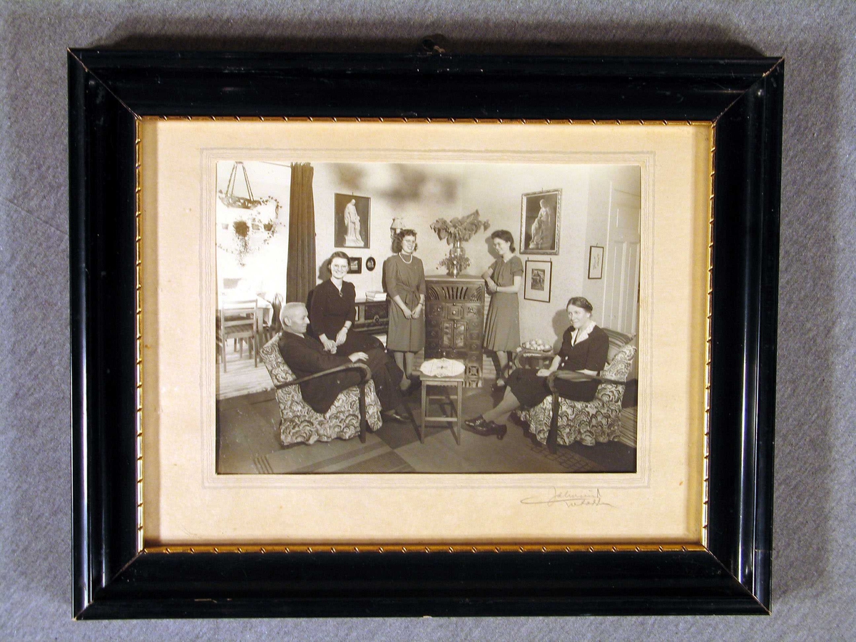 Familieportrett i stova av Henrik Johan Karstad og kona Ingeborg Torkildsen og tre vaksne døtre.