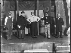 Fra Festiviteten i Sarpsborg,  5 skuespillere på scenen.  Sc