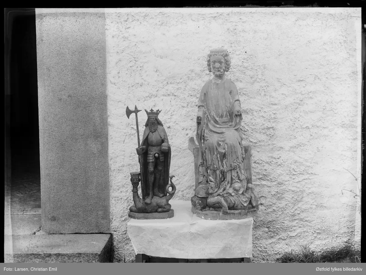 Borgarsyssel Museum, Sarpsborg, skulpturer  fra Olavskapellet.

Til venstre: Kopi av Olav fra Fell kirke på Island. Originalen er i Nationalmuseet i København. Han holder en hellebard i høyre hånd og en verdenskule med krusifiks i den venstre. Han står på en drageunderligger med menneskehode. Skulpturen er 71 cm høy.
 
Til høyre: Kopi av Olav fra Anga kirke på Gotland. Originalen er i Gotlands Fornsal. Han sitter på en trone og hviler føttene på en krigerunderligger. Skulpturen er 104 cm høy.