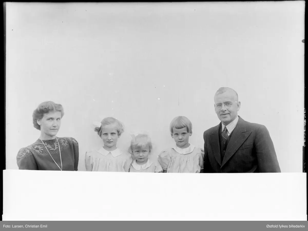 Gruppeportrett av familien Biering-Larsen i Rakkestad 1943. 
Fra venstre: Ragnhild Anette Biering-Lien, f. Johansen 14.08.1908, d.16.01.2011, Ragnhild Ambjørg (Bente), f. 15.06.1934, Kirsti Johanne, f. 13.12.1940, Anne Maria, f. 15.10.1937, Finn Ambjørn Biering-Lien, f. 27.09.1906, d. 11.06.1989.