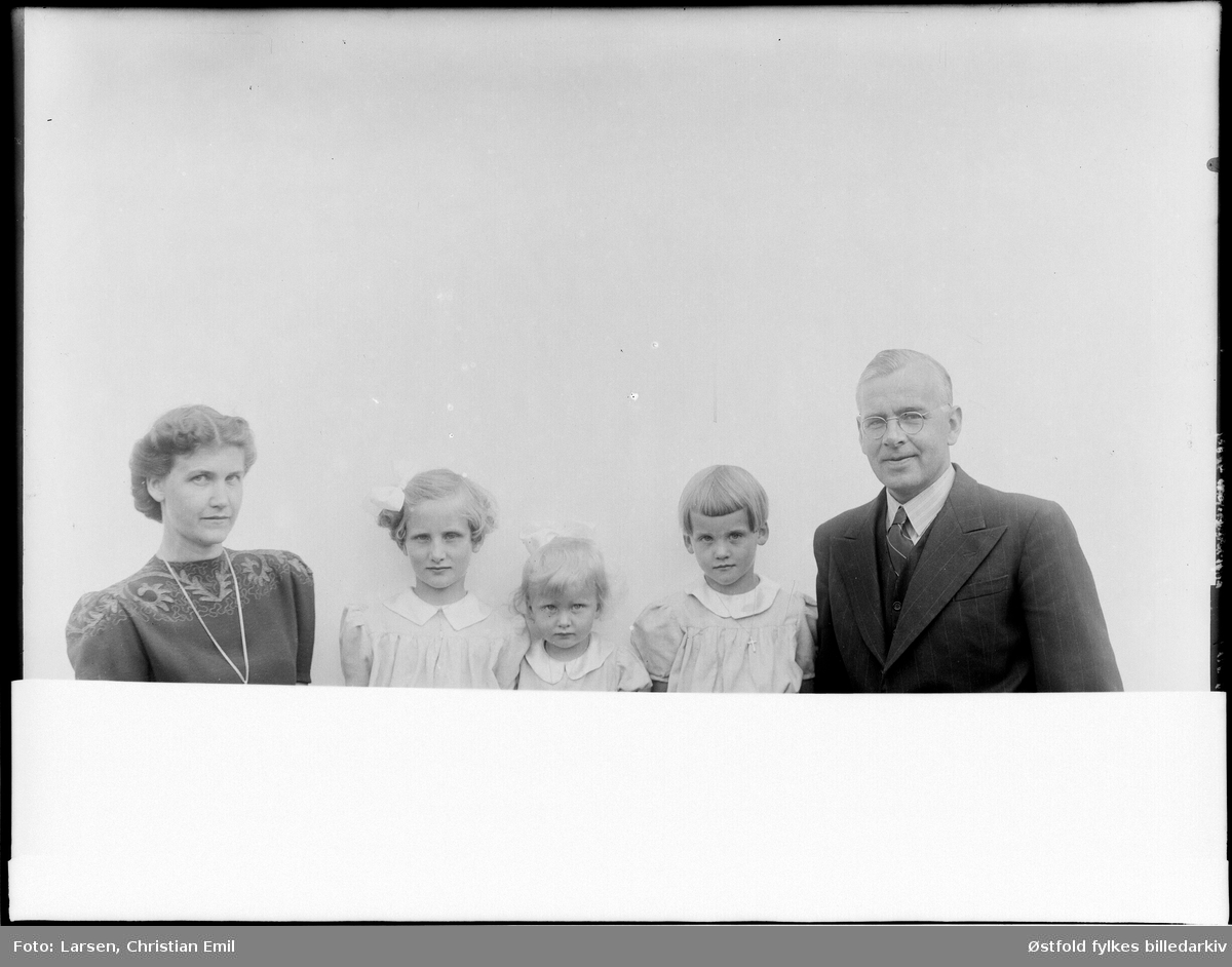 Gruppeportrett av familien Biering-Larsen i Rakkestad 1943. 
Fra venstre: Ragnhild Anette Biering-Lien, f. Johansen 14.08.1908, d.16.01.2011, Ragnhild Ambjørg (Bente), f. 15.06.1934, Kirsti Johanne, f. 13.12.1940, Anne Maria, f. 15.10.1937, Finn Ambjørn Biering-Lien, f. 27.09.1906, d. 11.06.1989.