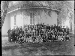 Søndagsskole utenfor Hafslund kapell i Skjeberg 1945.