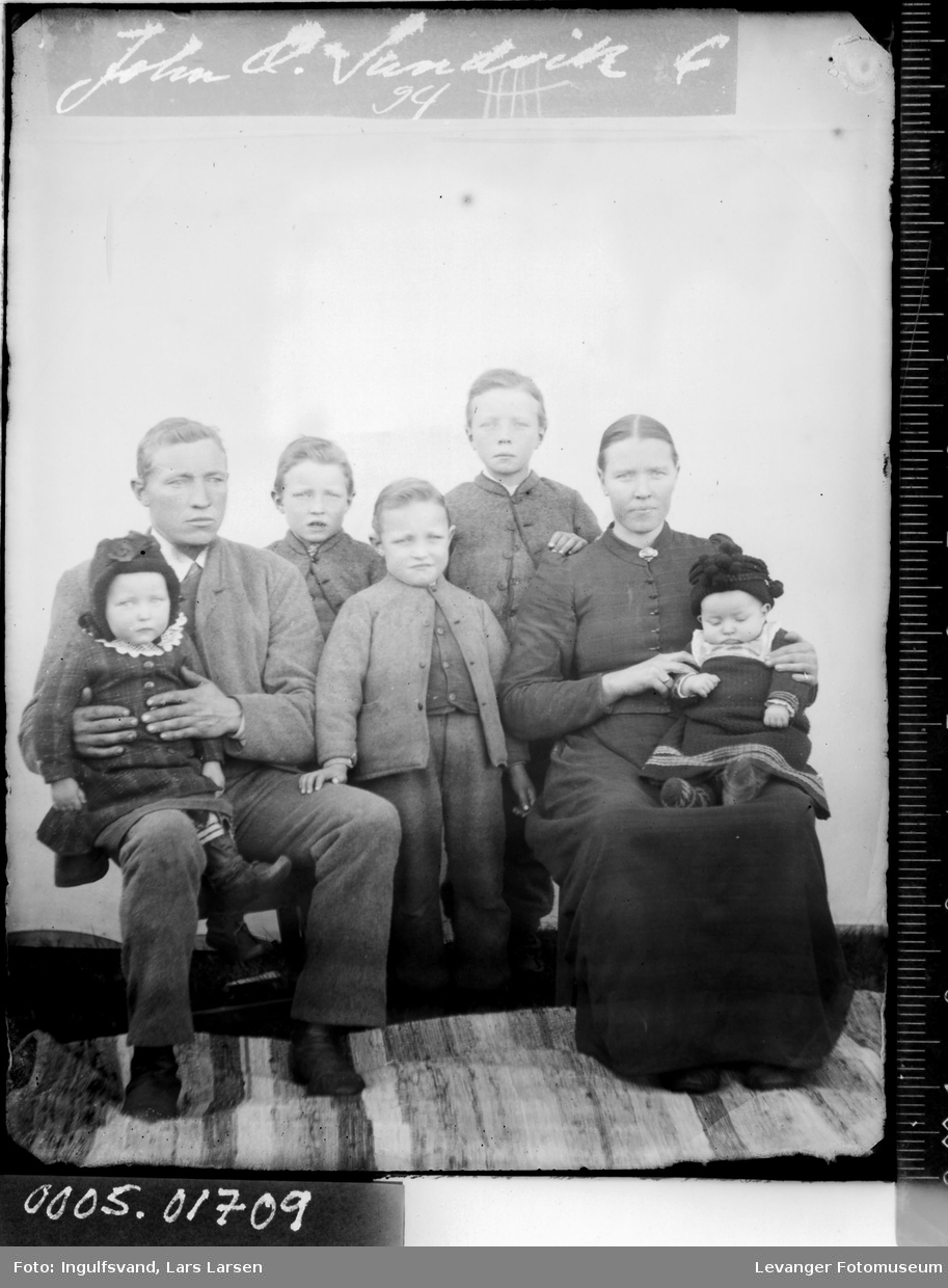 Gruppebilde av en mann, en kvinne og fem barn.