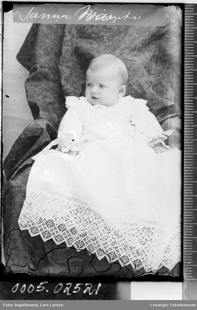 Portrett av et spedbarn i dåpskjole.