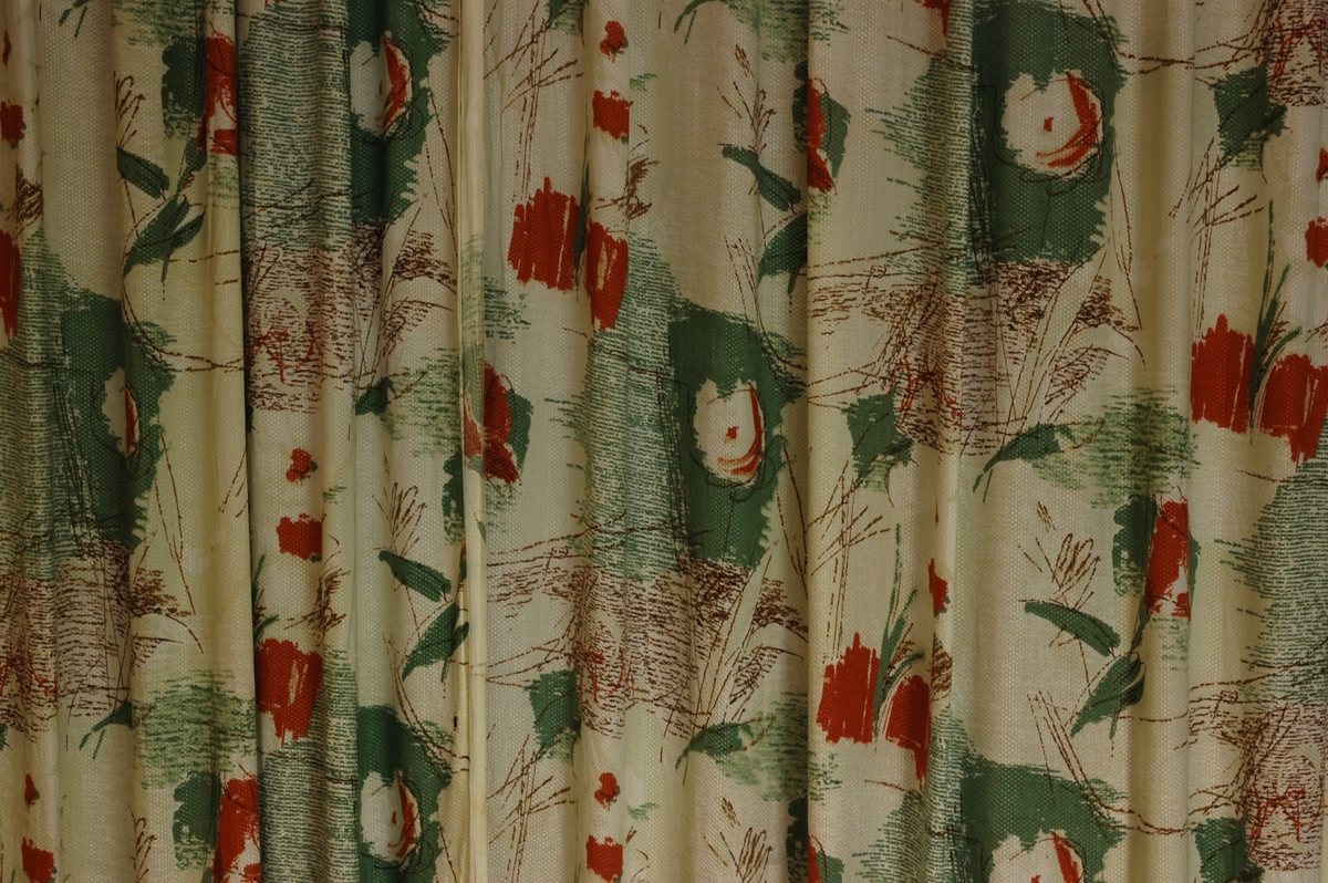 Gardin sydd av tekstil med blomstermønster i hvitt, rødt, grønt og brunt. Jarekant på begge langsidene, opplegg nederst og løpegang øverst. Tynt stoff. To fag.
SVN 812A
SVN 812B