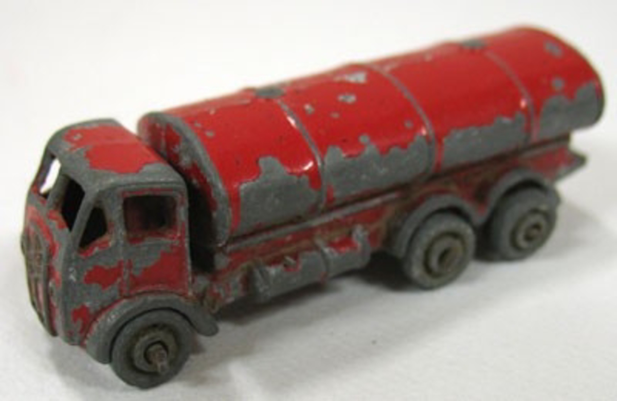 Röd tankbil.

En av 12 st. leksaksbilar av metall tillverkade av Lesney Products & Co. Storbritannien.

Förutom personbilar finns en tankbil, en dubbeldäckad buss, en kranbil samt en lastbil. Bilarna är tillverkade under 1960-70 talet och är samtliga av metall. Flera av bilarna är hårt slitna. Längd 5,2-8,2 cm.