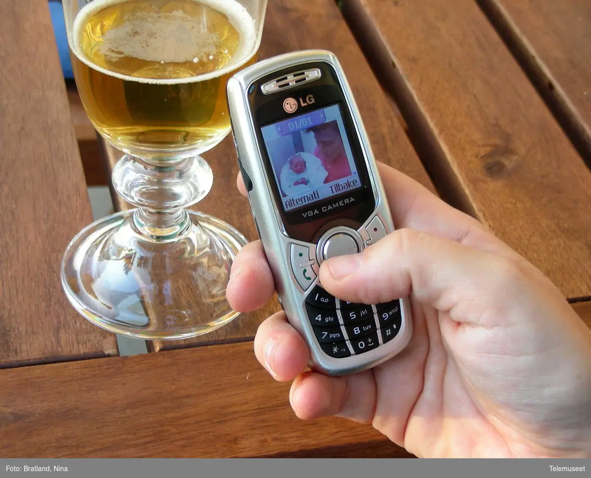 Mobiltelefon LG i bruk, sms og mms