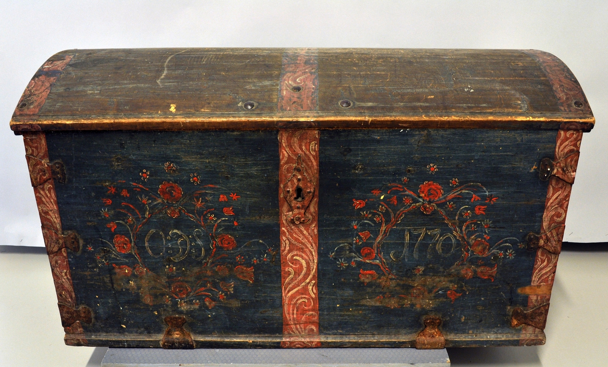 Fra protokollen: 1 rosemalt kiste med aarstal 1770. Indvendig uthuggete og graverte jernbeslag med underlagt rødt töi.
(Rød filt, eller vadmel)