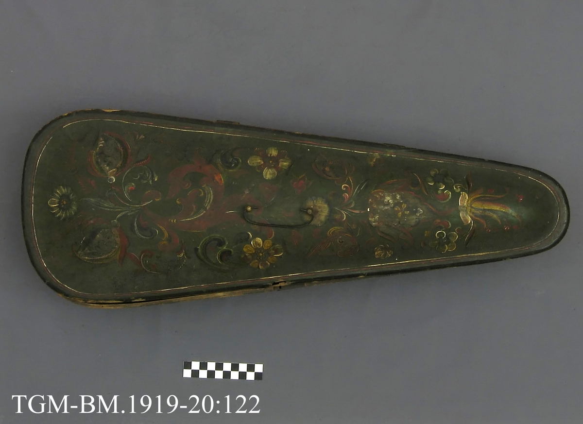 Fra protokollen: Hardingfele av den eldre, smale typen. Bruleggjingi stjerneforma, raud ferniss, stillepinnar og hovud spm vane (Hovudet nygylt). Paa merklappen inni stend: Fabrikeret af Erik Johnsen Helland i Bøe 1838. (Aarstalet ber merke av aa vera retta, serleg seinste siffer; papiret under aarstalet er vekkskrapa og talet uppnya paa berre treet.). Lok av gran, trojsk av hegg, botn av svartor, hovud av bjørk.