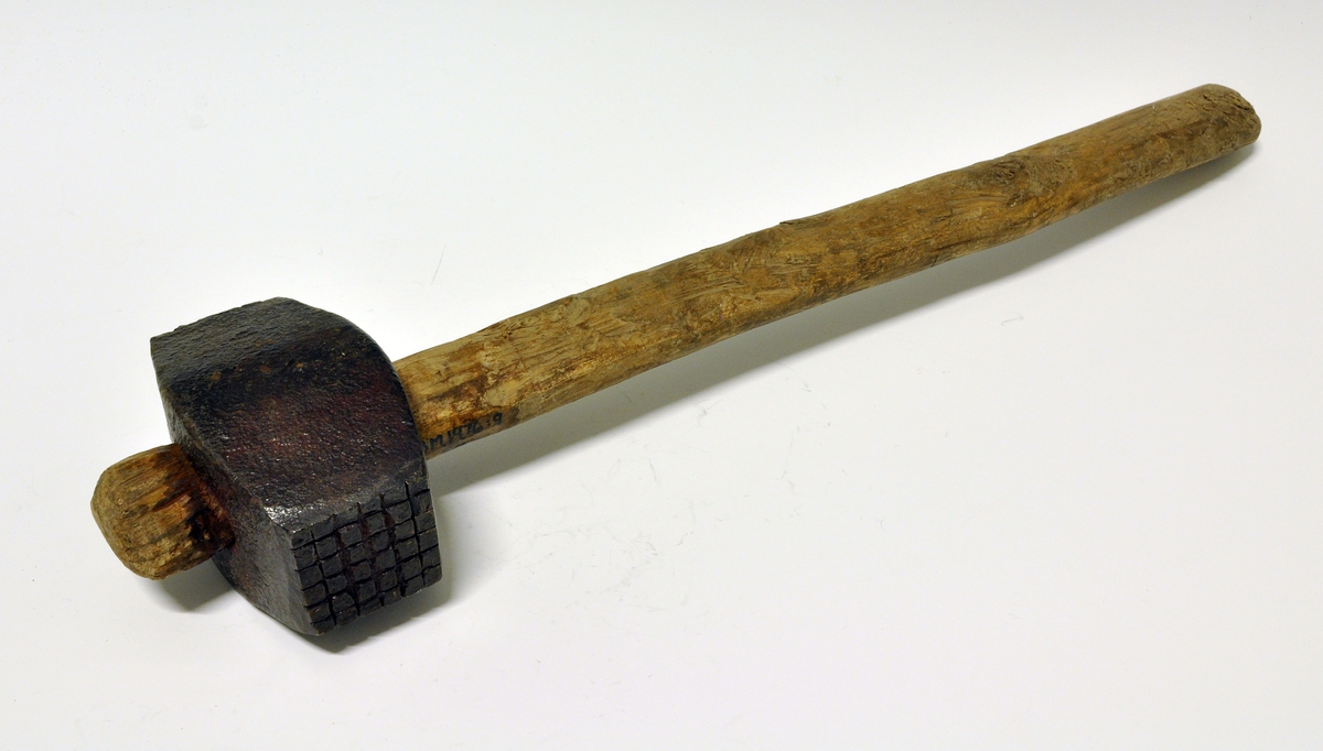 Fra protokollen: Gradhammer av stål med treskaft, merket på siden: "X" og med graderingsstreker 5x5 og 5x6 på hode-endene.