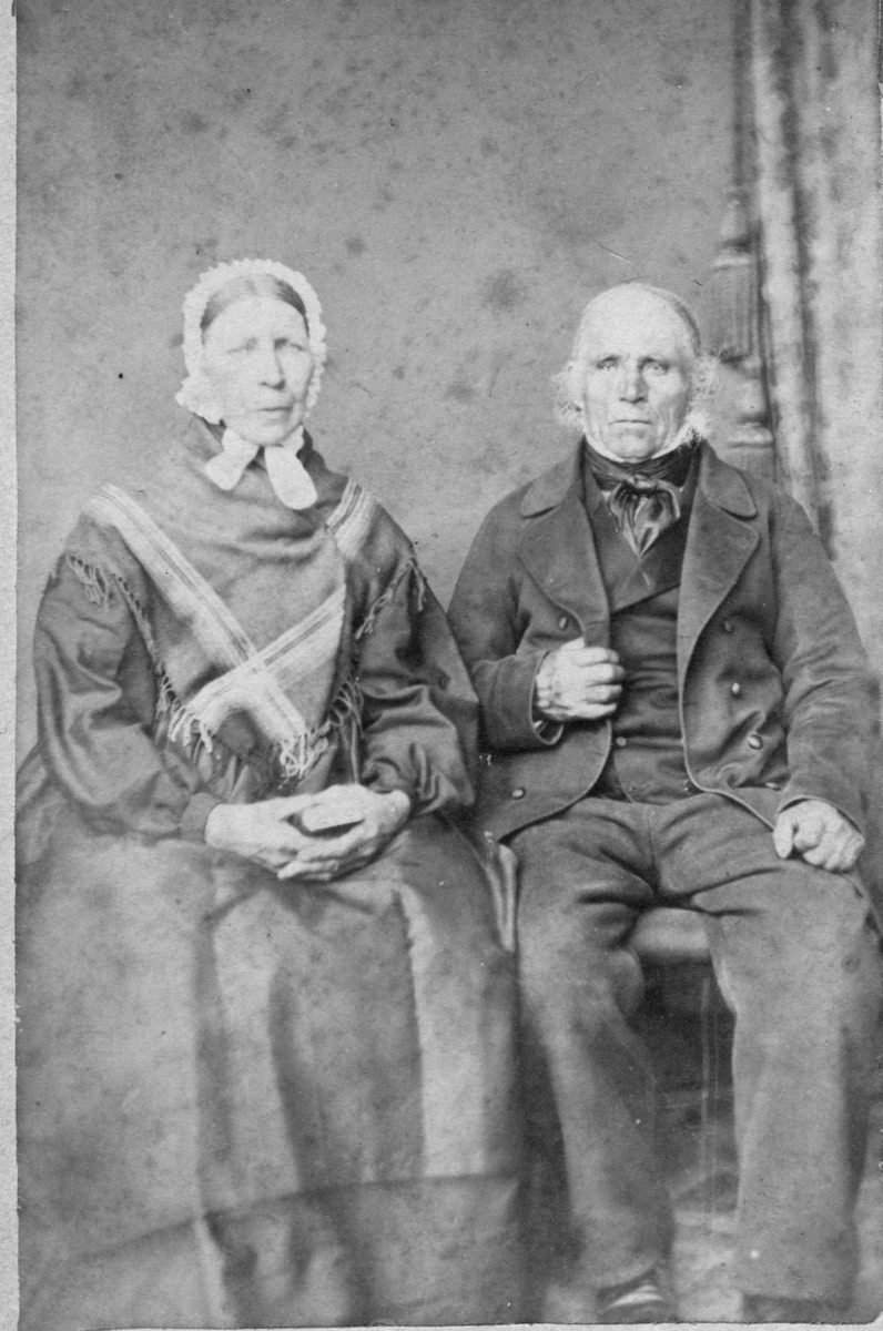 Eldre ektepar fra Bamble i atelier. Dette kan være  Knut Tellefsen og Maren Maria Hansdtr. Hølskåsa v. Thorsdal i Bamble.