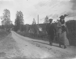 Mann og kvinne på vei. Rena 1914