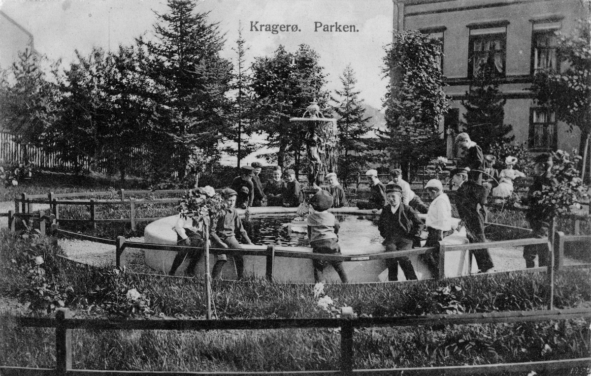 Postkort fra Kragerø. Den gamle fontena i Biørnsborgparken