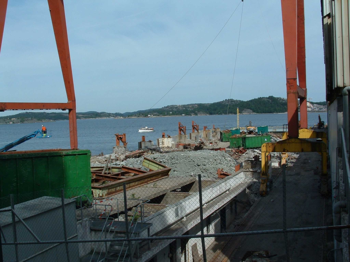 Krana på Tangen verft ble sprengt i lufta og markerte slutten på epoken med skipsbygging. 2006