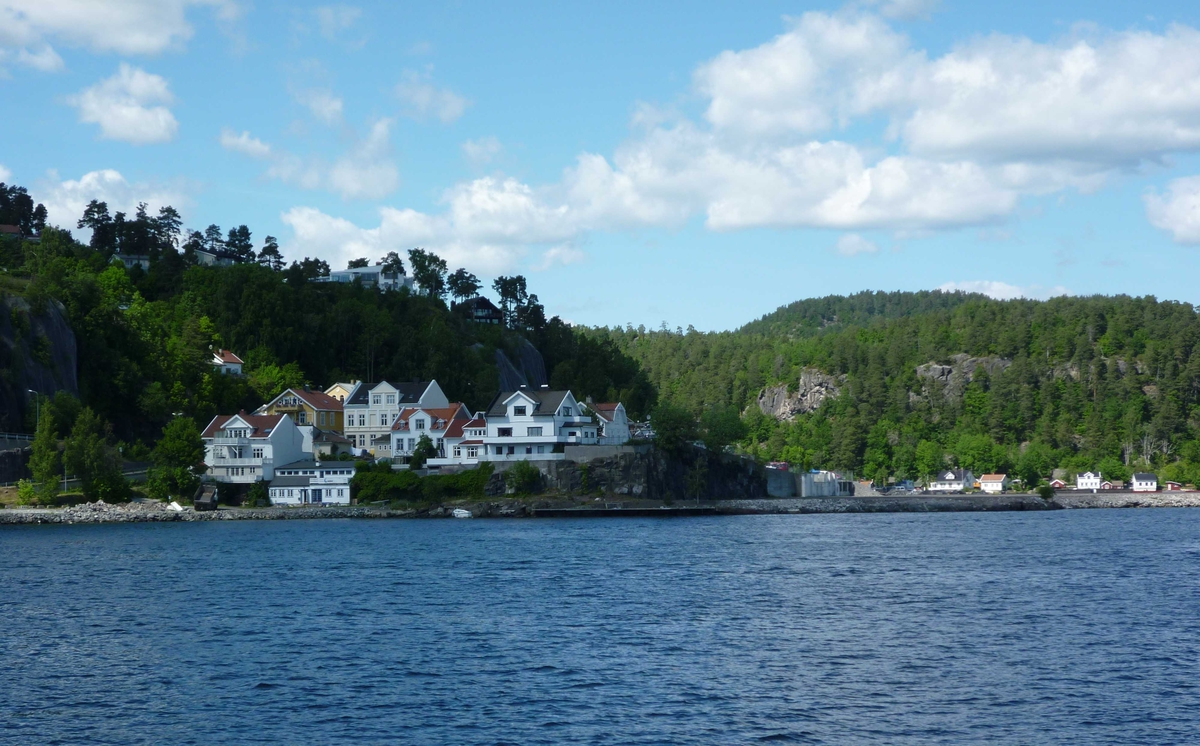 Øya med Urene, Galeiodden, Kragerø by , Stilnestangen og Valberg sett fra sjøen. 16.06.2010
