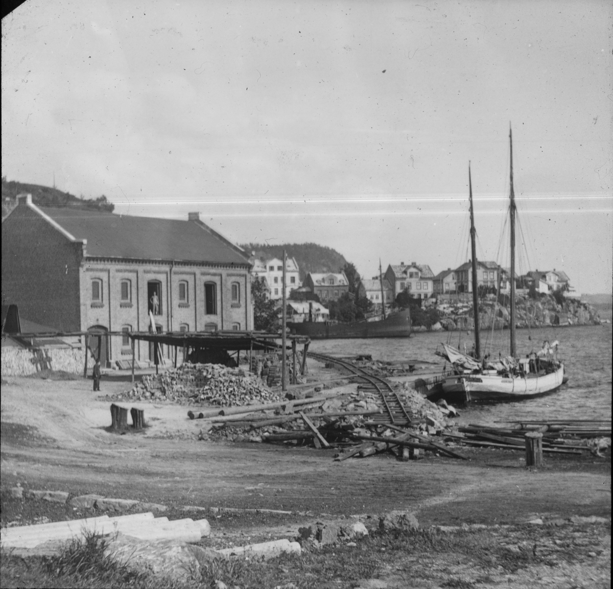 Begynnelsen av jernbanen i Kragerø. Utfylling og nedlegging av spor.