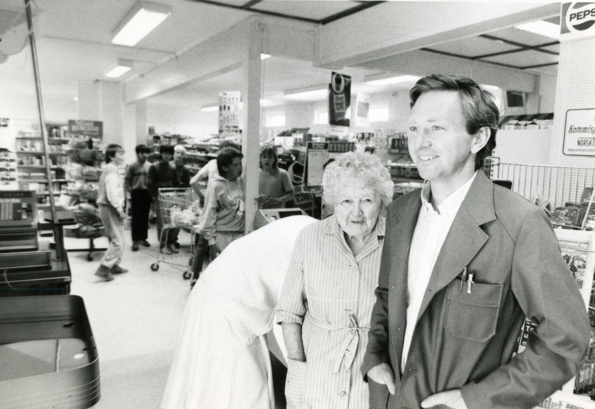 Laura Jørgensen og sønnen Jan Jørgensen i butikken Jørgen Jørgensen i Kilen, Kragerø. Ca. 1980.