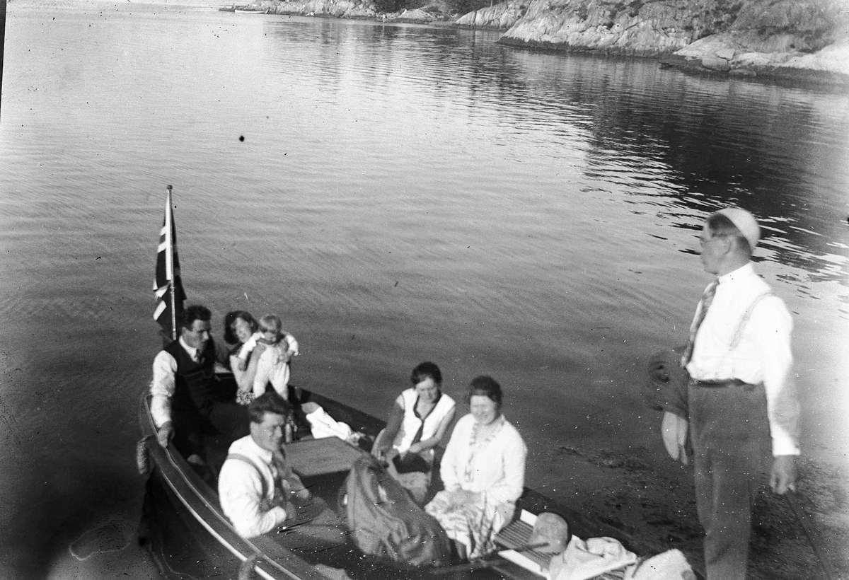 Familien Nilsen på båttur i skjærgården. Ca. 1920 - 30