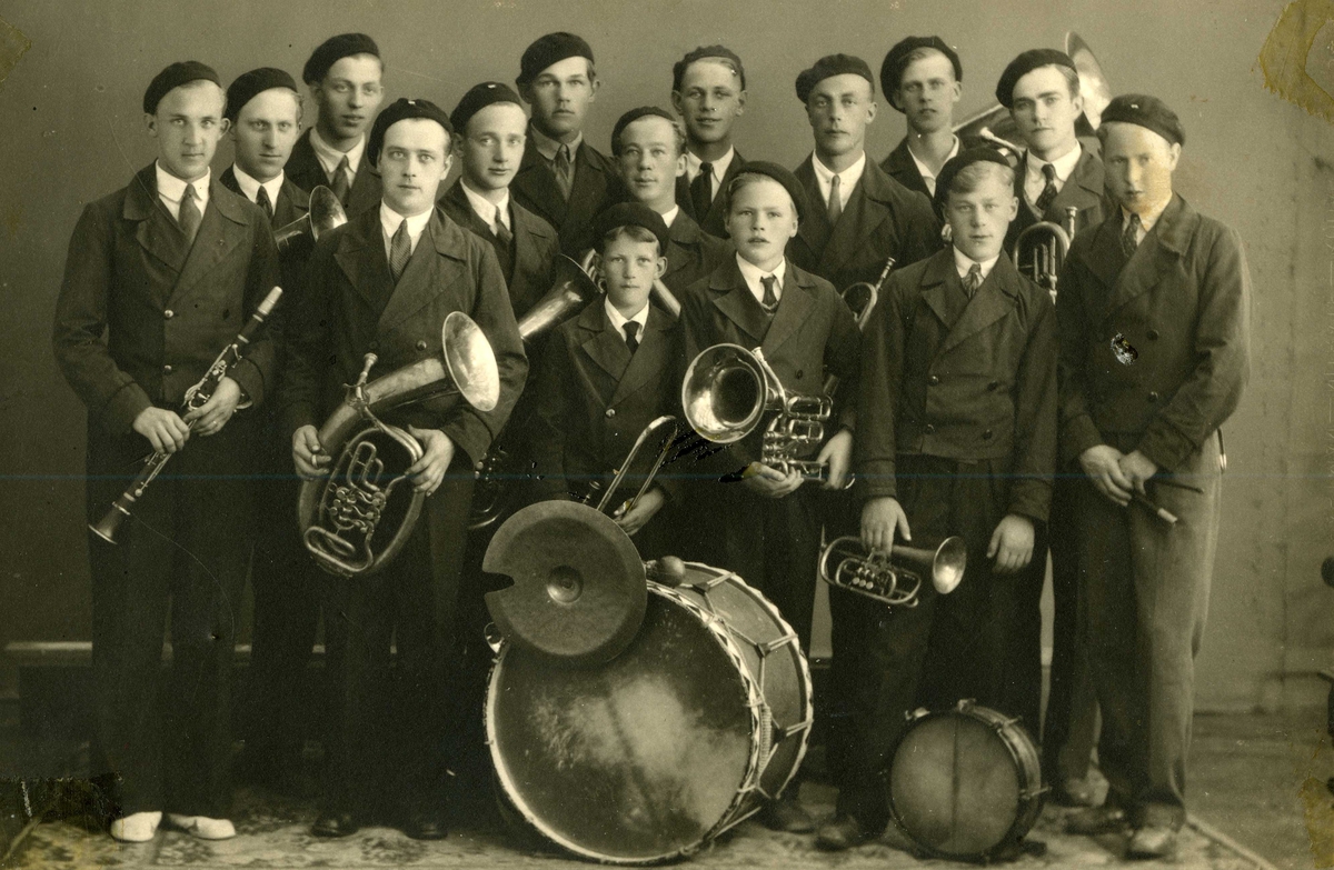 Trolig Kragerø Musikkorps, ledet av Sigvart "Siggen" Andresen. Postkort.