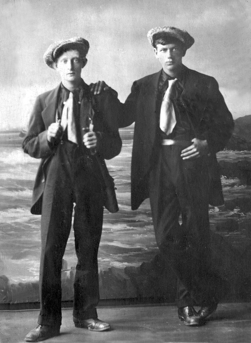 Bilder av reisende (tatere). To menn med sixpence og slips.