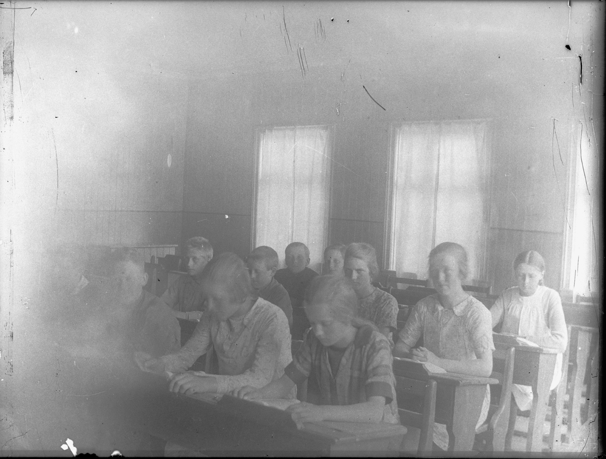 Bild av skolbarnen i skolsalen.