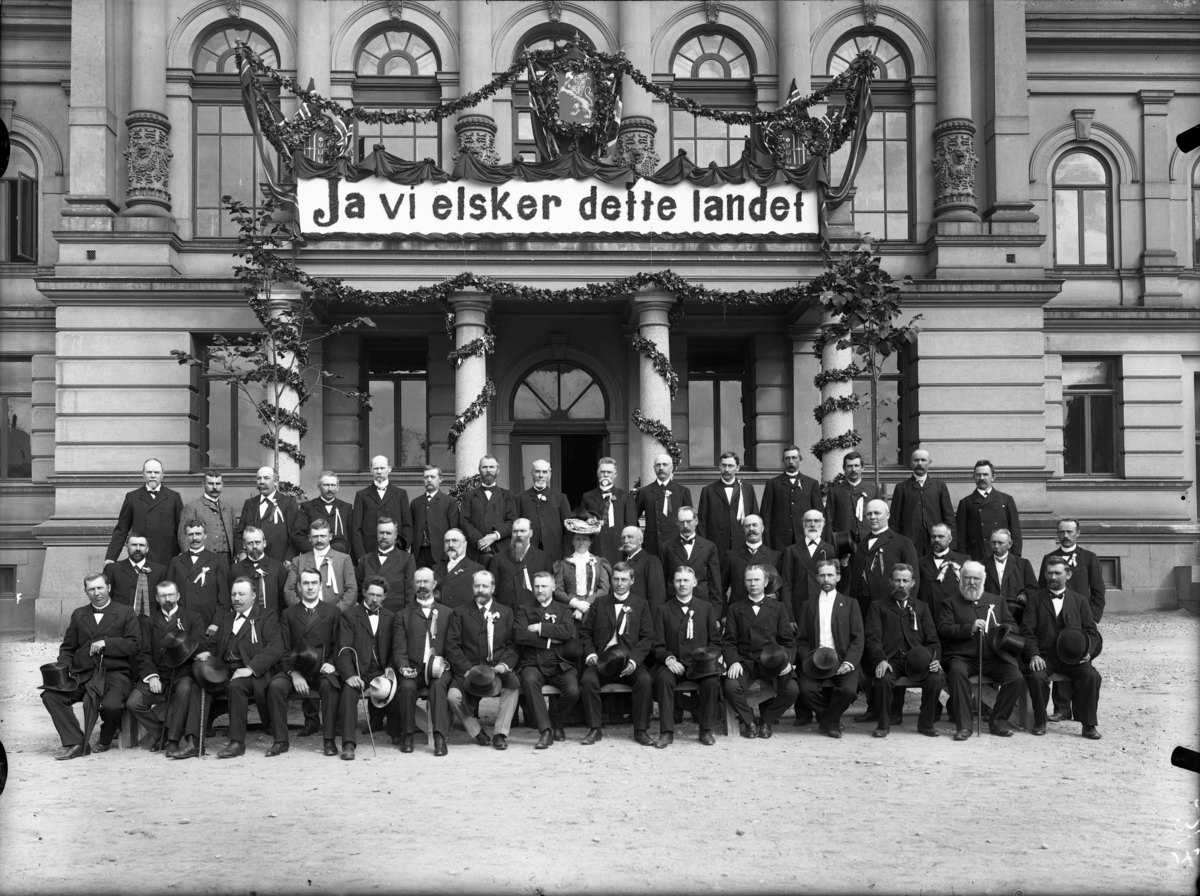 Gruppe mennesker fotografert foran Rådhuset. Bystyret under folkeavstemingen ant. fotografert 13. august 1905.