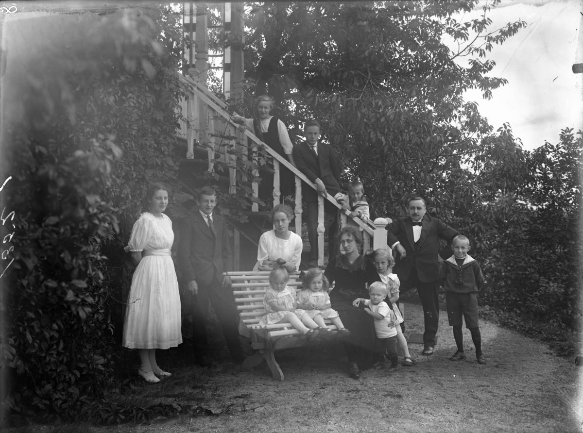 Kjøpmann Karl P. Malterud med familie i hans hus i Jyngehaven mellom Kongens gate (Kongensbakken) og P. A. Munchs gate.