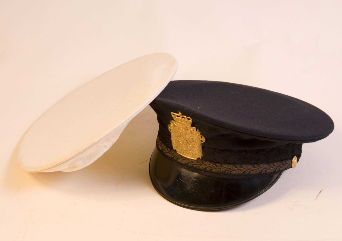 Politiavdelingsjefuniform: 
Uniformsjakke og bukse
Tilhørende uniformslue med sommerpull 
Engelske marsjstøvler.