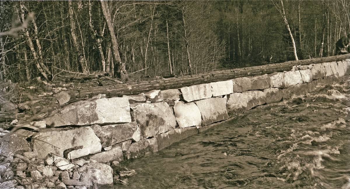 Jøist? 1918. Mur av tilhogne blokker langs bredden