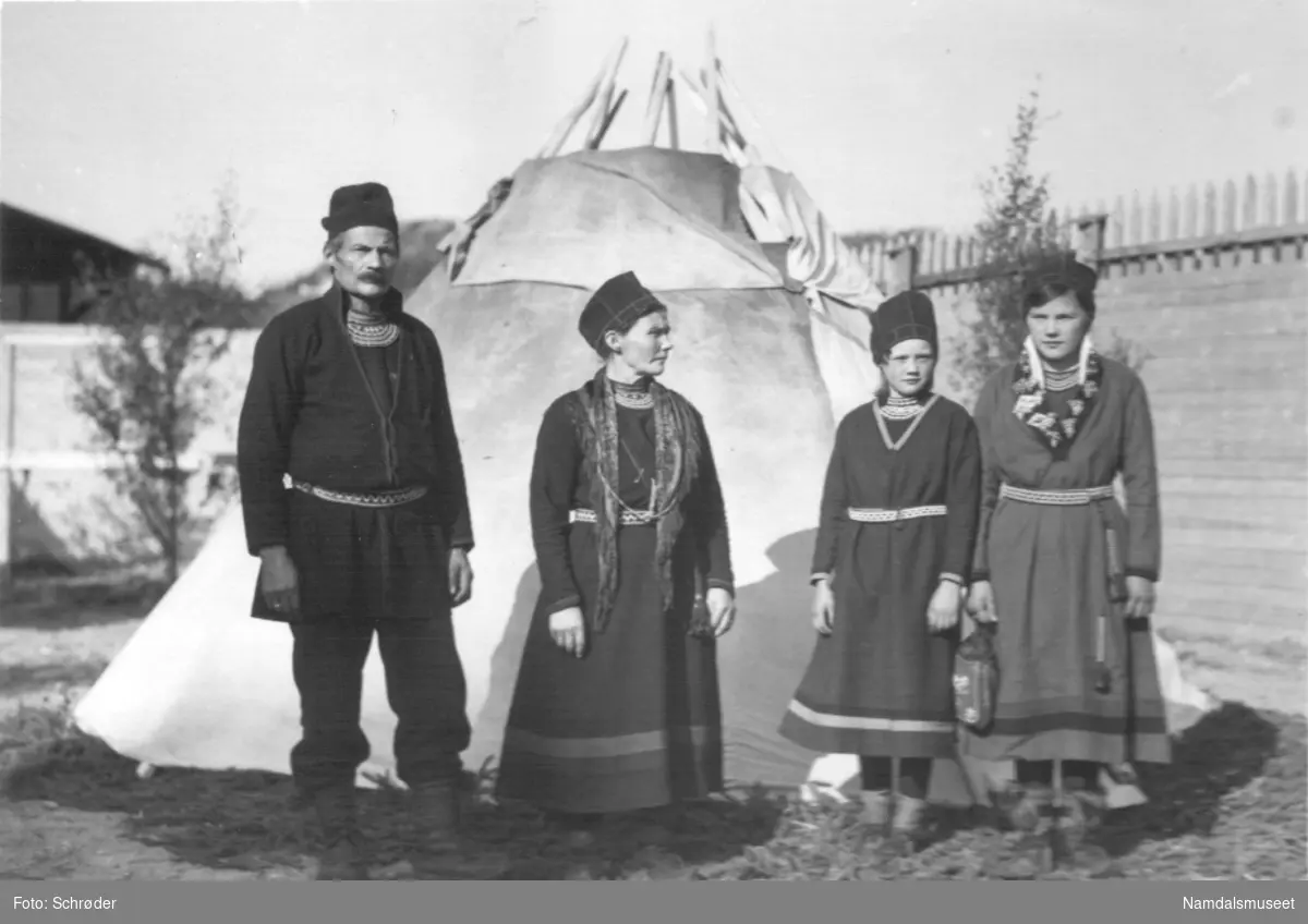 Namsos. Namdalsutstillingen 1934. Den samiske familien som sto bak den samiske del av Namdalsutstillingen. Familien Marsfjell