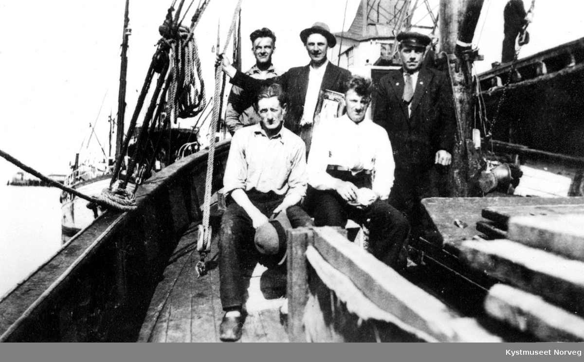 Ukjent mannskap ombord på en båt i Flatanger