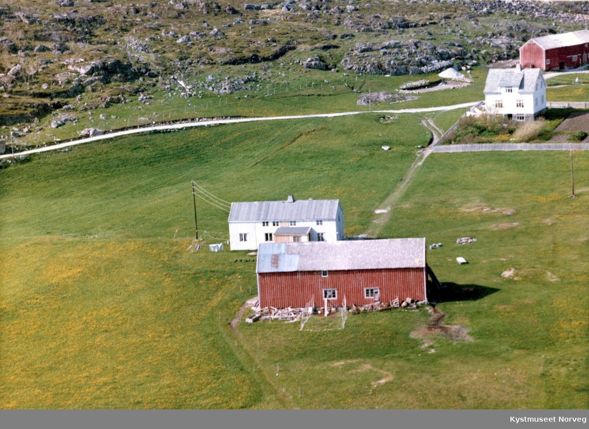 Flyfoto over gårdsbrukene Sørstranda og Solbakken i Valøya i Vikna kommune