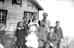 Marie og Nora Stave med 7 ukjente barn