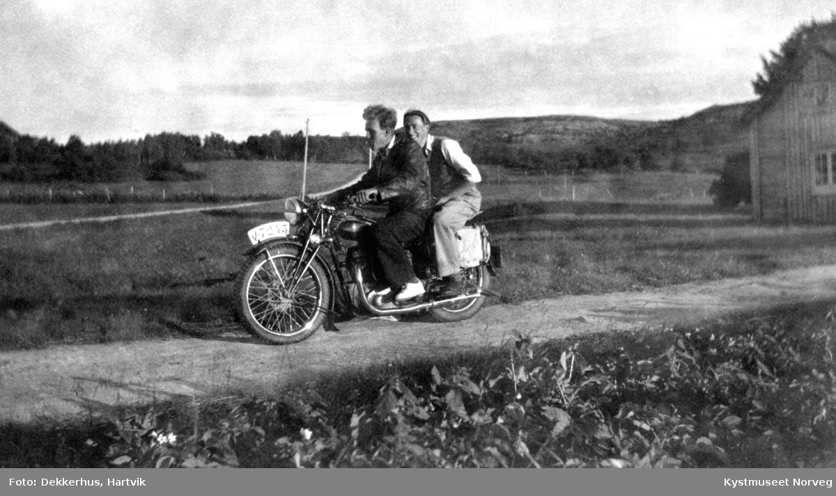 Otto Dekkerhus og Kåre Arentzen? på motorsykkel