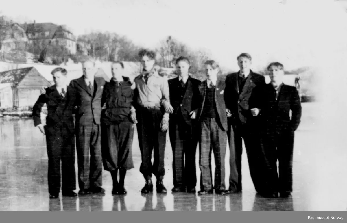 Ersland, ?, Follevåg, Iversen, Hopland, ?, Johs. Furre og Baldersheim. Elever fra Fana Folkehøgskole 1939 - 40