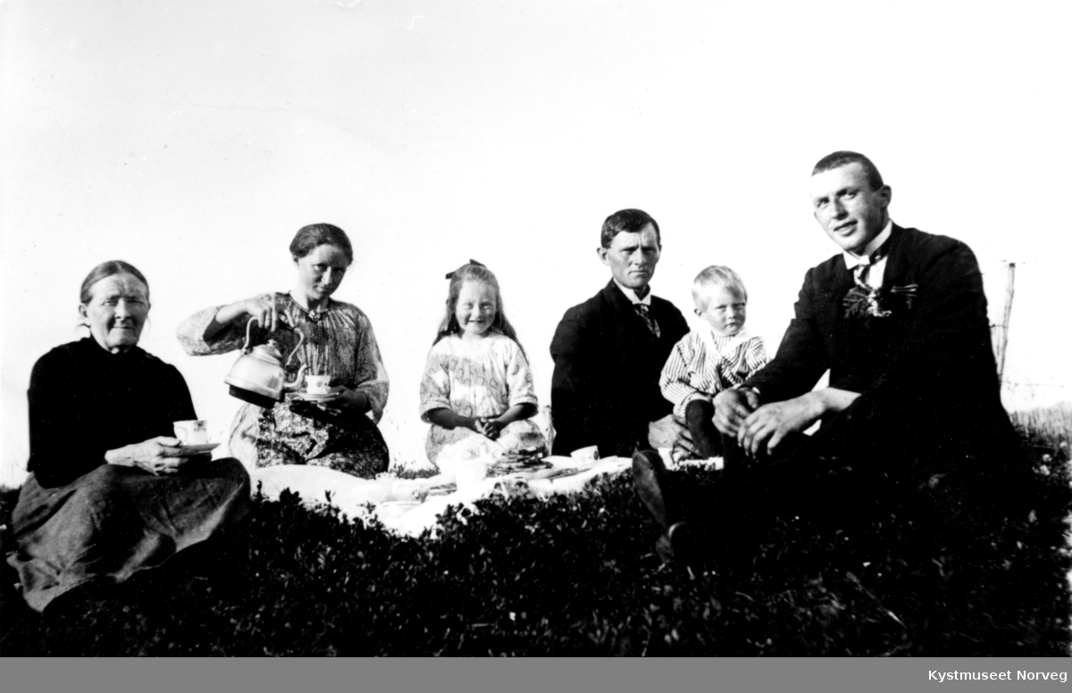 Fra venstre: Jensine Knutsen, Magny Oldine Knutsen Grindvik, Edna Grindvik Skeie, Einar Grindvik og Oddmund Grindvik koser seg med søndagskaffen i øvre Haltvika