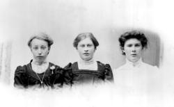 Selma Valø Ulsund, Anna Valø Henrikø og Gudrun Holum Gravset