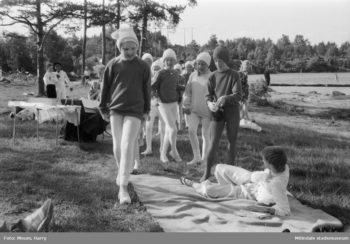 Teaterföreställning med Lindome judoklubb vid Barnsjön i Lindome, år 1984.

För mer information om bilden se under tilläggsinformation.