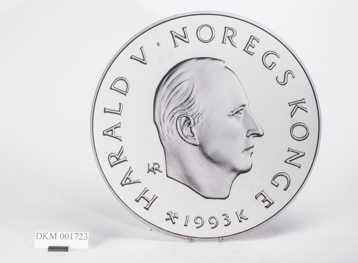 Advers: Kong Harald V i høyrevendt profil. 
Revers: Kunstløperske. OL-symbolet.