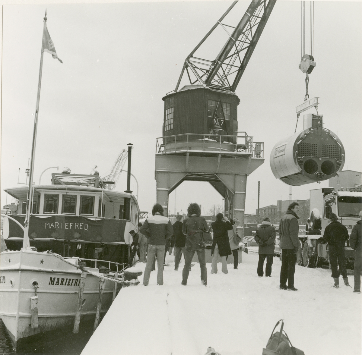 Den nya ångpannan lyftes ombord i S/S Mariefred vid Norra Hammarbyhamnen den 11:e mars 1983.