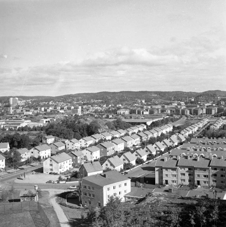 Vy över Anders Knapes väg och Göteborgsvägen, fotografiet taget från berget vid Bohusgården, 1960