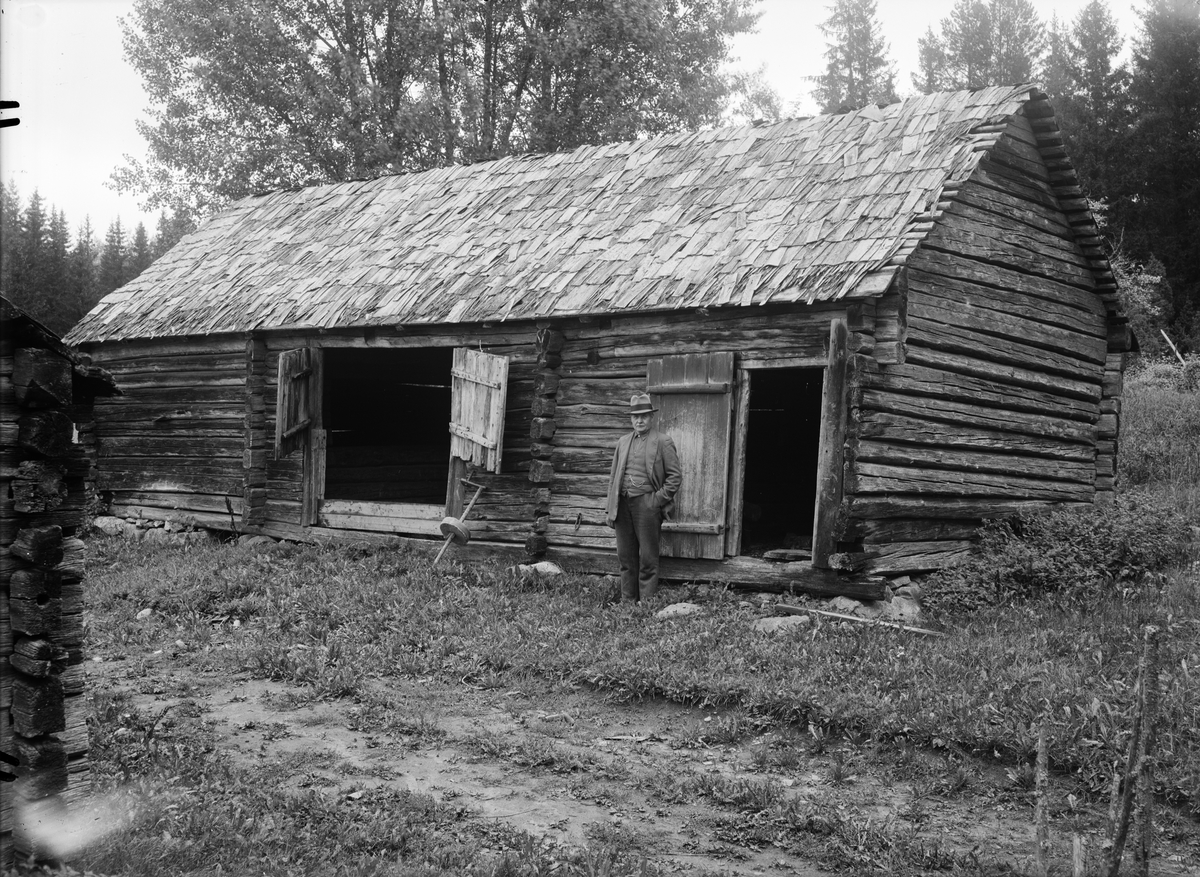 Uthus i timmerkonstruktion i Knäbåg, Edsbro socken, Uppland 1932