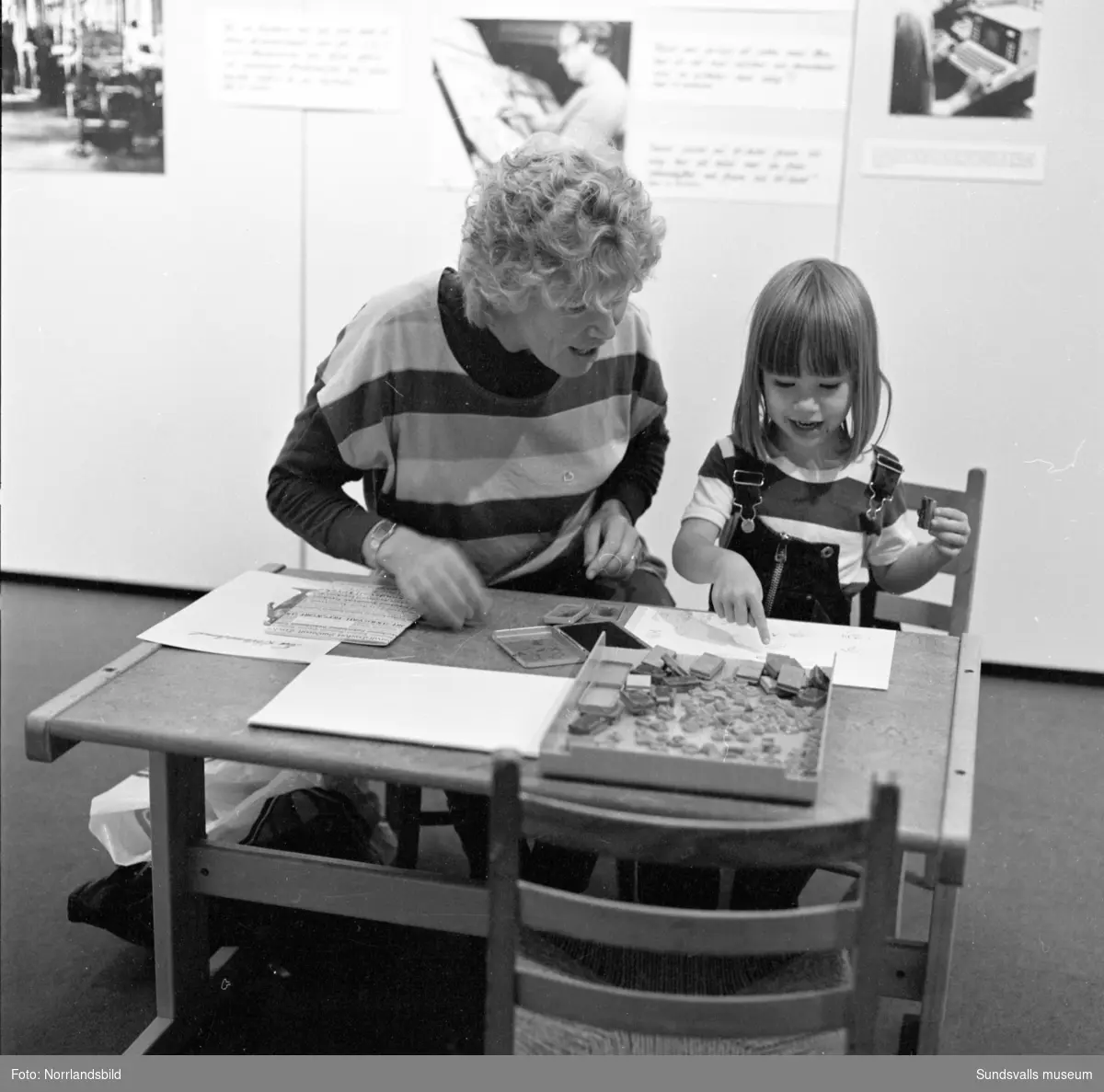 Invigning av utställningen "Tryckort Sundsvall" - en utställning om tryckerihistoria i Sundsvall arrangerad av Sundsvalls museum och Sundsvalls grafiska klubb, 7/5-28/8 1983. Det tryckta ordet 500 år. De tre sista bilderna visar en skärmutställning på postkontoret.