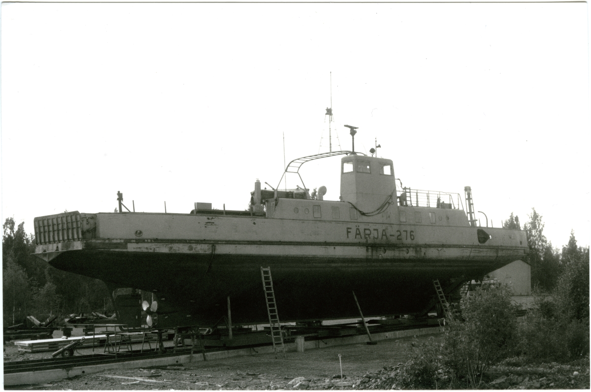 Fartyg: FÄRJA 61/276                  Bredd över allt 8,73 meterLängd över allt 36,78 meterReg. Nr.: 10983Rederi: Statens VägverkByggår: 1961Varv: AB Åsiverken, ÅmålÖvrigt: ex EOS III, 1969 FÄRJA 61/276, 1974 DUNKER, 1984 DUNCKER