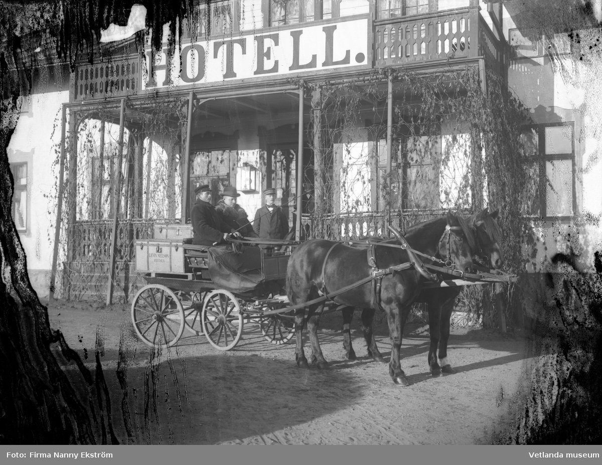 Häst och vagn med passagerare utanför gamla stadshotellet i Vetlanda