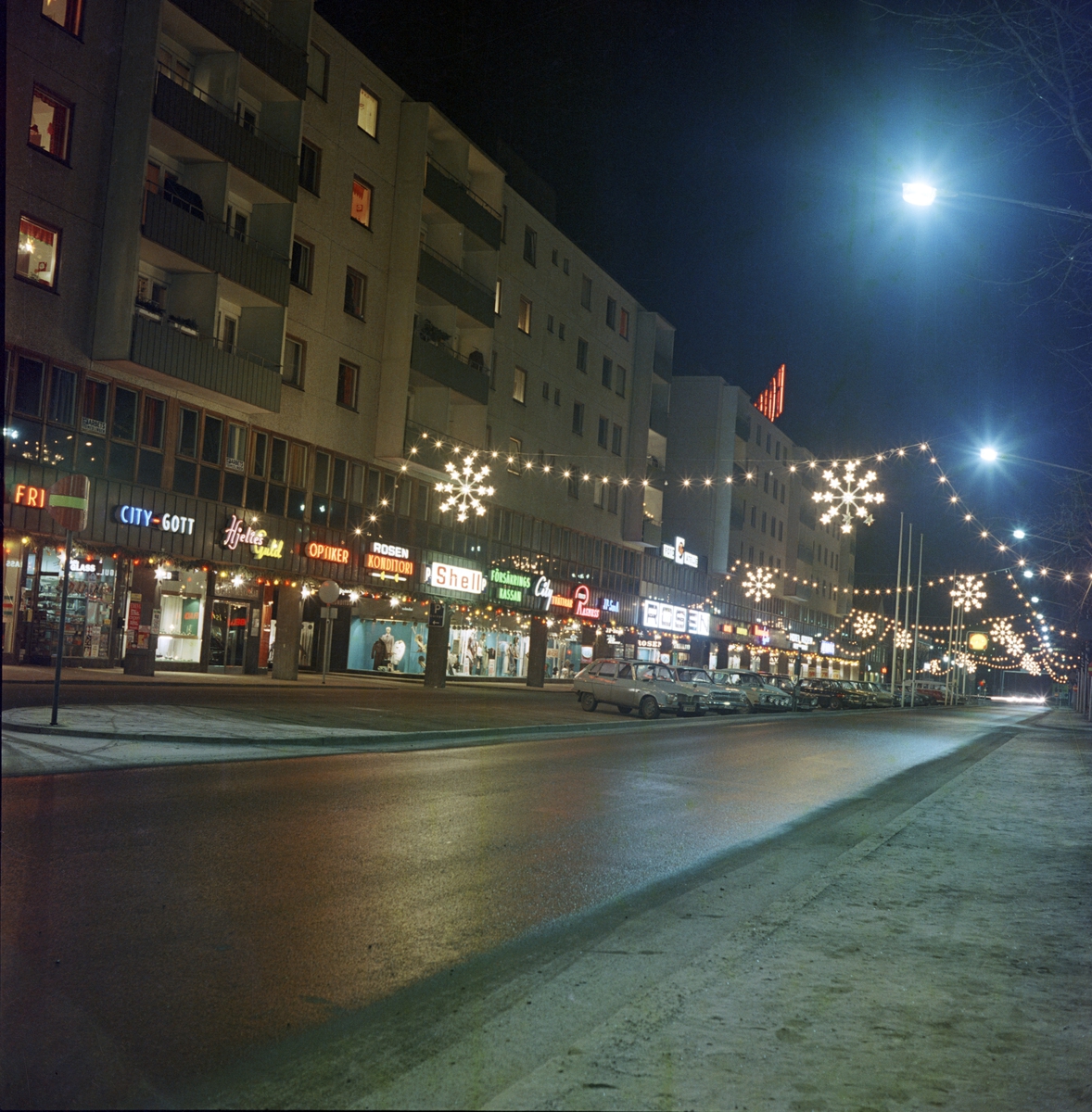 Rosenhuset med diverse butiker utmed Kungsgatan i Huskvarna där julbelysningen är uppsatt.