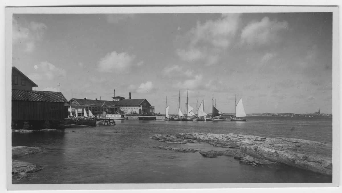 'Restaurangen och ångbåtsbryggan. Vy med havet. Segelbåtar. Hus. Brygga, Kyrka. Skär. ::  :: Serie fotonr 1888-1963.'
