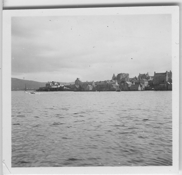 'Från ''Skageraks''-expeditionen till Hebriderna och Shetland: ::  :: Staden Lerwick fotograferad från havet. Vy med havet, båtar och hus. ::  :: Ingår i serie med fotonr. 4111:1-43.'