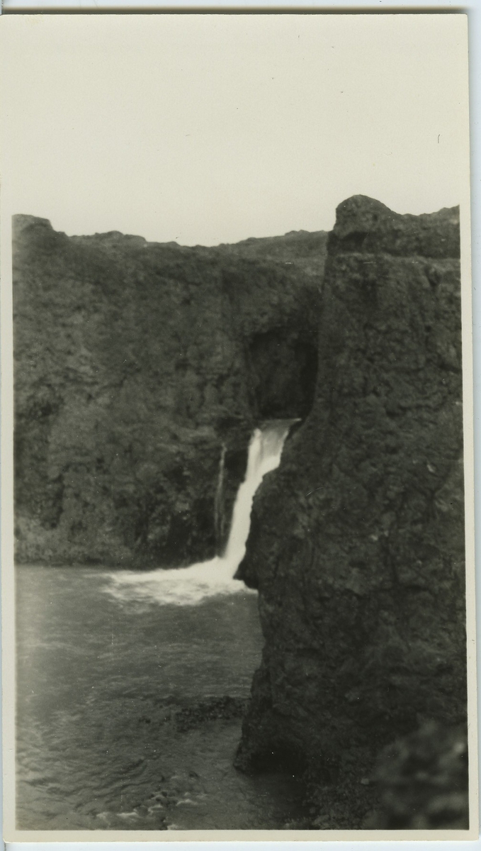 'Kanjon med vattenfall, Godhamn. ::  :: Ingår i serie Fotonr. 5217:1-103. Se även hela fotonr. 5202-5218 med bilder från Frits Johansen.'